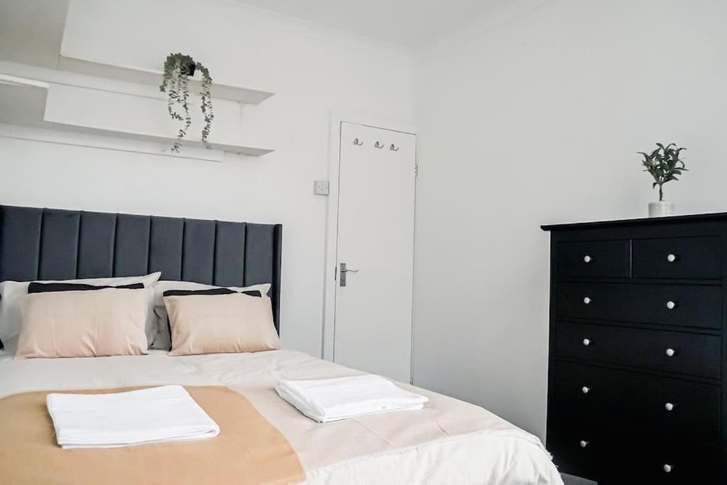 Spacious 3 Bedroom Flat *