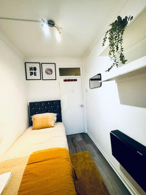 Spacious 3 Bedroom Flat *