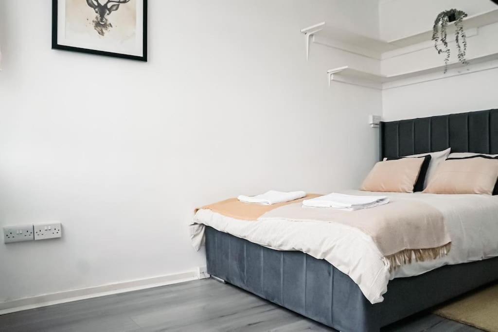 Spacious 3 Bedroom Flat *