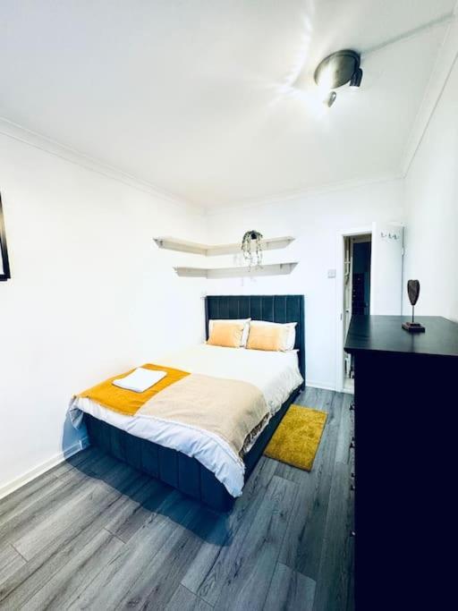 Spacious 3 Bedroom Flat * Londra