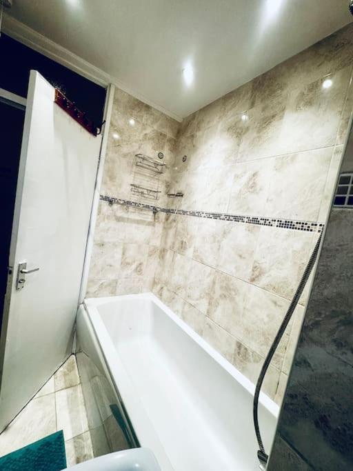 Spacious 3 Bedroom Flat Appartamento