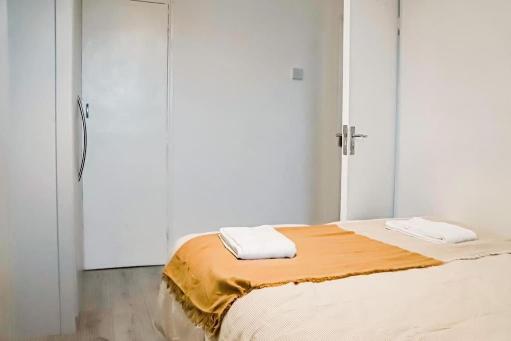 Spacious 3 Bedroom Flat * Londra