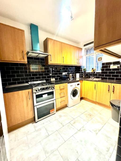 Spacious 3 Bedroom Flat Appartamento *