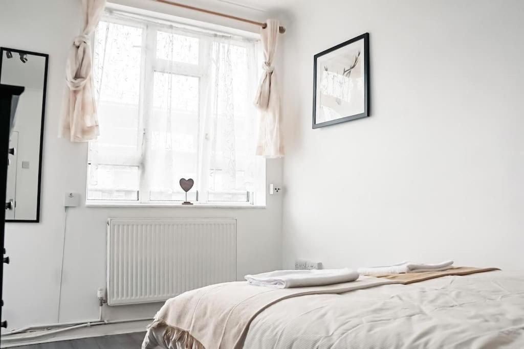 Spacious 3 Bedroom Flat * Londra
